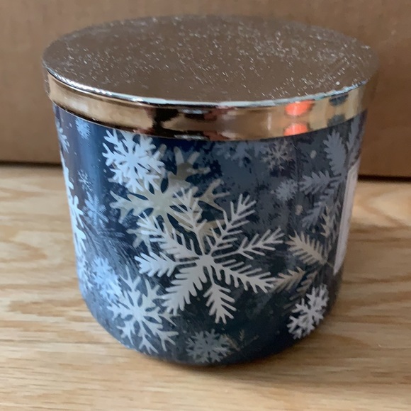 Bath and Body Works Frosted Coconut Snowball Candle - Picture 2 of 5